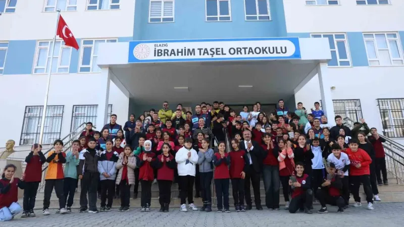 Elazığ’da jandarmadan Çocuk Hakları Gününde örnek davranış